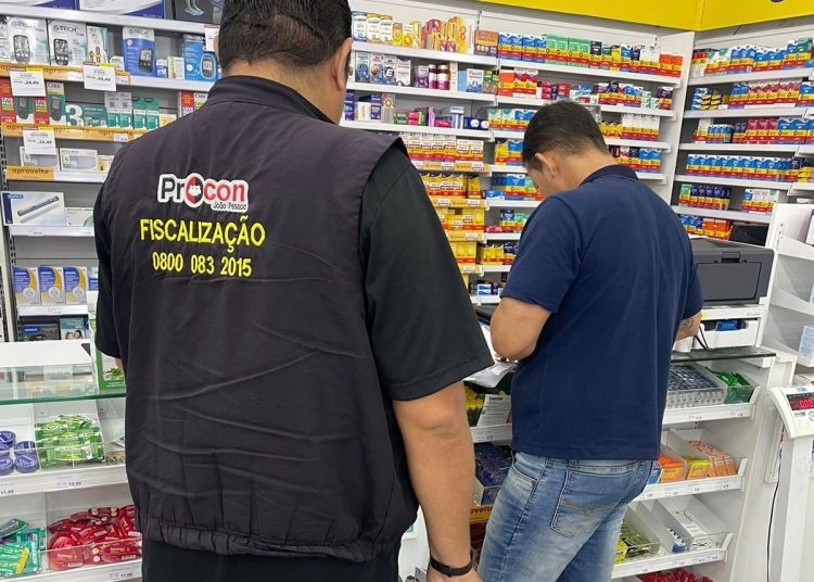 Procon-JP fiscaliza farmácias e autua estabelecimentos por descumprimento à legislação