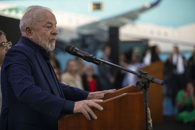 Brasília (DF) 03/07/2023 - O presidente Luiz Inácio Lula da Silva participa de uma Cerimônia de Sanção ao Projeto de Lei nº 1085/2023, que trata da igualdade salarial e remuneratória entre mulheres e homens, nesta segunda feira na Base aérea de Brasília.
Foto: Joédson Alves/Agência Brasil
