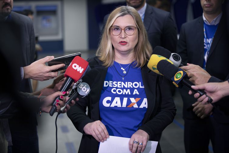 Brasília (DF) 21/07/2023 - A presidenta da Caixa Econômica Federa, Rita Serrano fala com jornalista em uma agência do banco. A CAIXA abrirá todas as agências com uma hora de antecedência, nesta sexta-feira, para ação voltada ao público do Desenrola Brasil. 
Foto: Joédson Alves/Agência Brasil 
