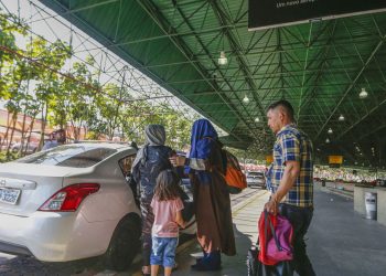 Afegã grávida acampada no aeroporto é levada a hospital por voluntário