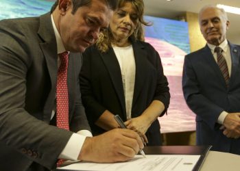 Governo assina contratos de exploração nas bacias de Campos e Santos