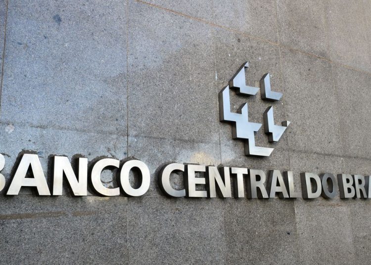 Partidos da base do governo investem contra presidente do Banco Central