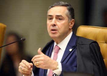 Parlamentares da oposição protocolam pedido de impeachment contra Barroso