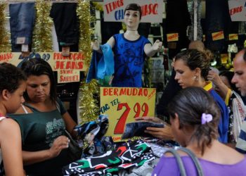 Comércio varejista tem queda de 1% em maio