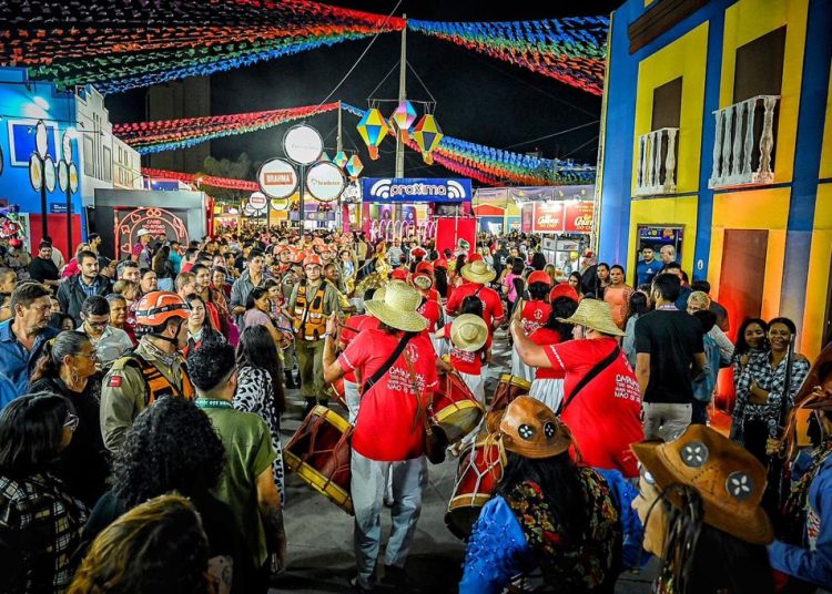 Cortejo Junino encanta forrozeiros na penúltima noite do Maior São João