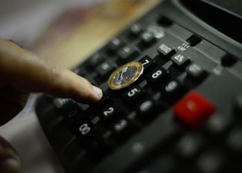 Inflação negativa aumenta pressão por queda de juros