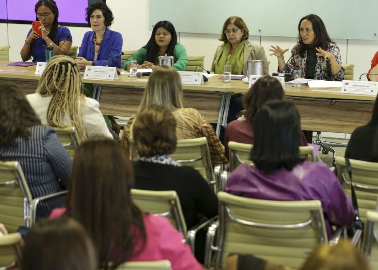 A cada 4 horas uma mulher é vítima de violência no Brasil