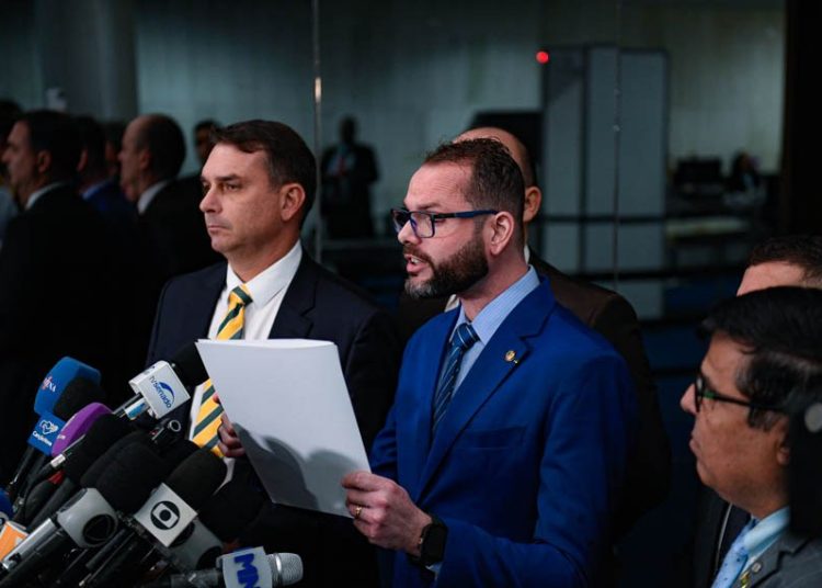 Parlamentares de oposição protocolam pedido de impeachment contra Barroso