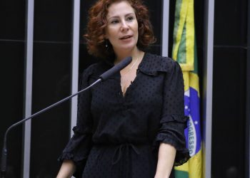 Ministro do TSE envia para São Paulo ação contra Carla Zambelli
