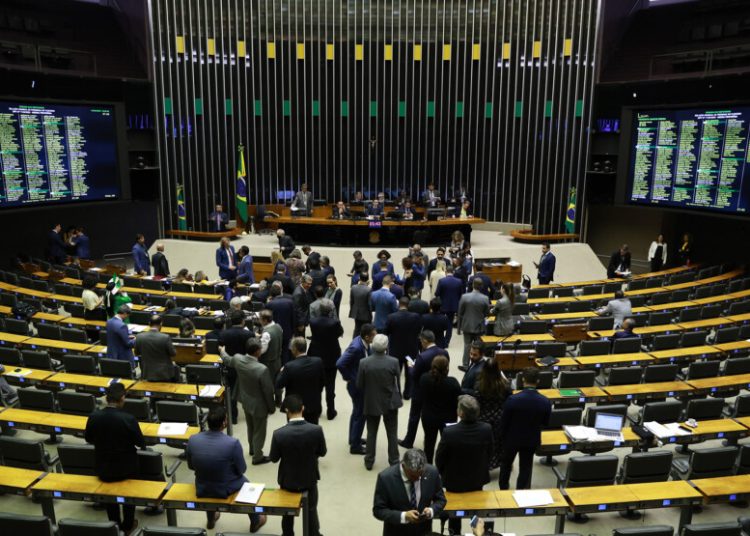 Câmara chega ao segundo dia de discussão da reforma tributária Câmara chega ao segundo dia de discussão da reforma tributária