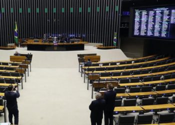 Em meio à incerteza sobre votações, Lira assume os trabalhos na Câmara