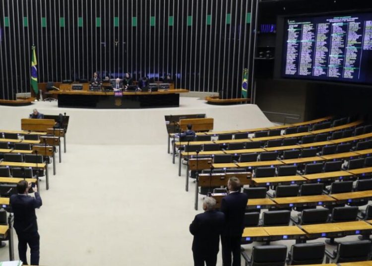 Em meio à incerteza sobre votações, Lira assume os trabalhos na Câmara