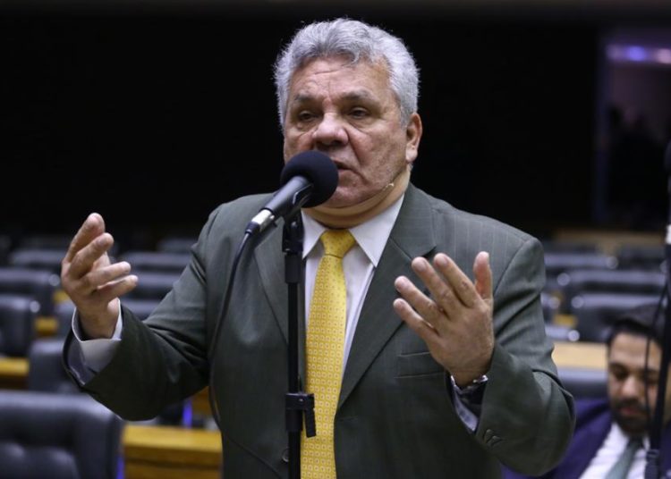 “Proibir venda de arma 9mm vai matar o comércio”, diz presidente da Bancada da Bala