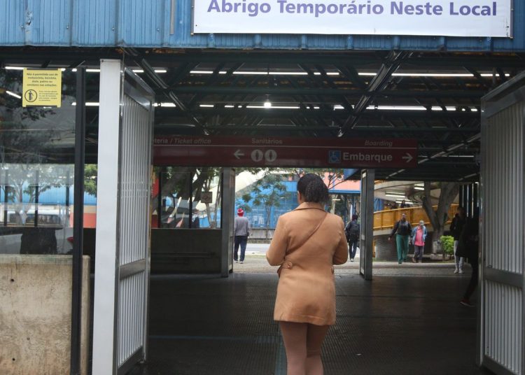 Prefeitura acolhe mais de 600 pessoas na madrugada fria em São Paulo