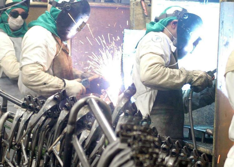 Produção industrial cresce 0,3% de abril para maio Produção industrial cresce 0,3% de abril para maio