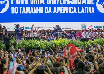 Lula participa de congresso da UNE e promete mais universidades