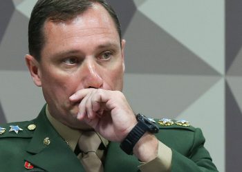 Procuradoria pede arquivamento de ação da CPMI contra Mauro Cid