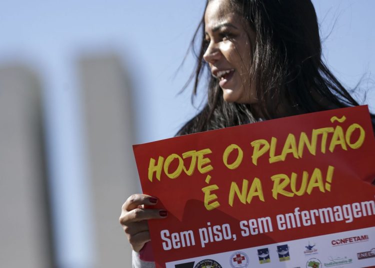 Piso de enfermeiros privados deve ser pago na falta de acordo coletivo Piso de enfermeiros privados deve ser pago na falta de acordo coletivo