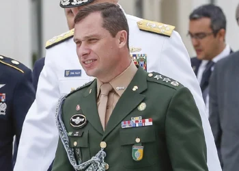 CPMI ouve Mauro Cid, apontado como principal elo de Bolsonaro com tentativa de golpe