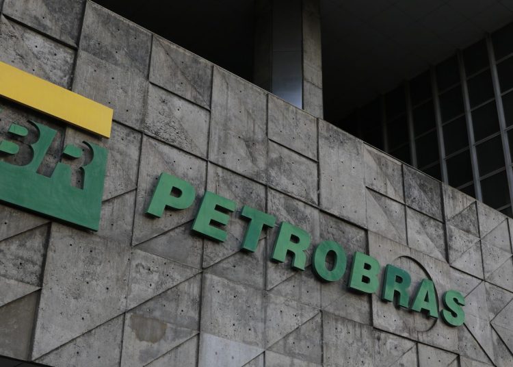 Petrobras bate recorde de produção de gasolina e diesel S10 em junho