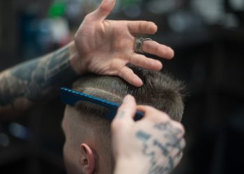 Cursos gratuitos de barbeiro, informática, pintura entre outros são ofertados na Capital