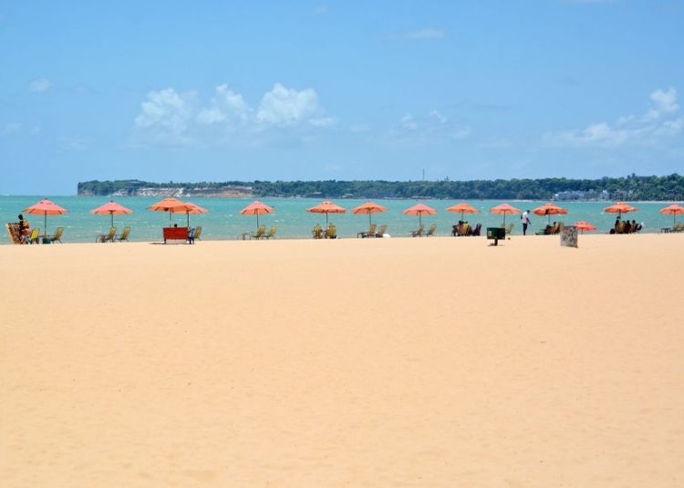 Litoral da Paraíba tem oito trechos de praias impróprios para banho neste domingo