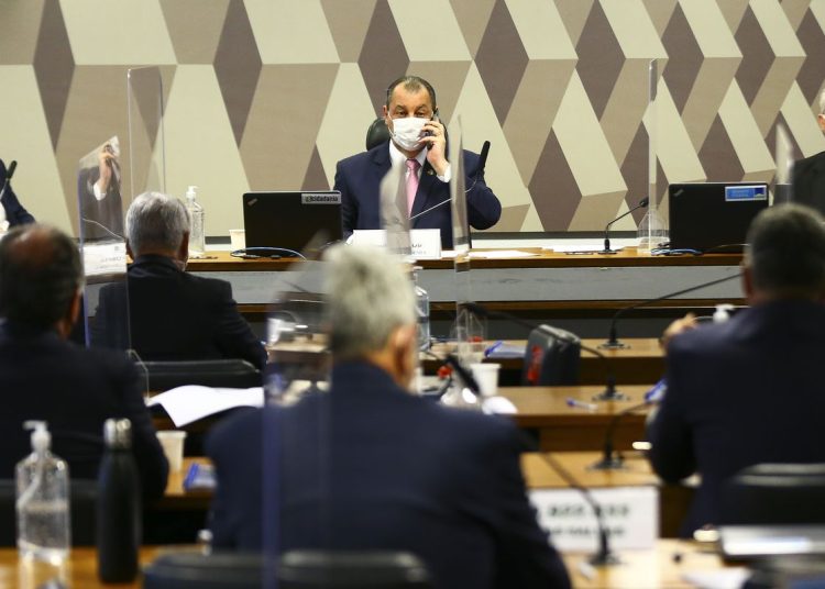 Gilmar Mendes anula arquivamento de ação contra Bolsonaro