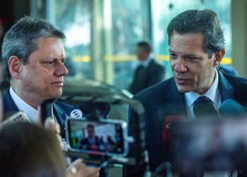 Tarcísio é interrompido por Bolsonaro e vaiado pelo PL em reunião tensa