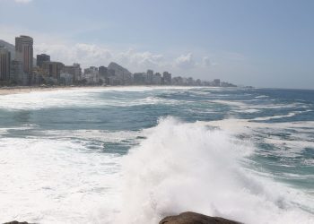 Ressaca pode provocar ondas de até 4 m na cidade do Rio de Janeiro