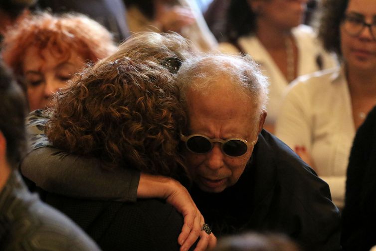 Rio de Janeiro (RJ), 18/07/2023 - O músico Jards Macalé e a viúva de João Donato, Ivone Belém, se emocionam durante o velório do multi-instrumentista no Theatro Municipal do Rio de Janeiro. Foto:Tânia Rêgo/Agência Brasil