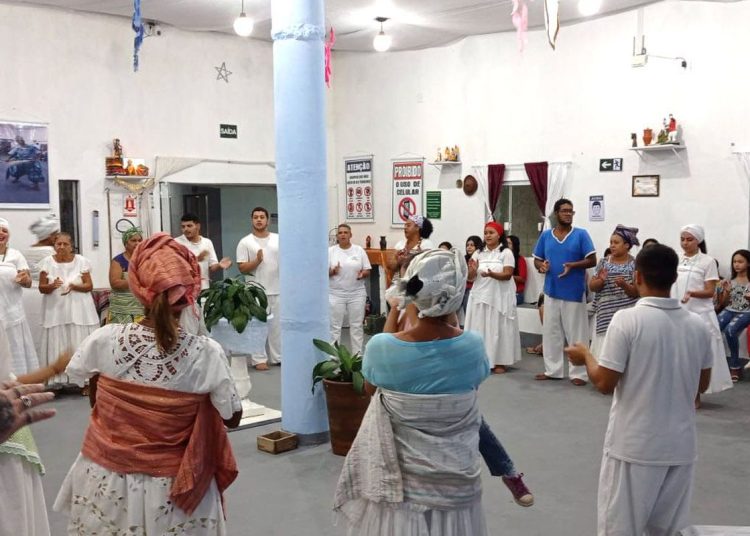 Intolerância religiosa tem racismo como pano de fundo, diz pesquisador