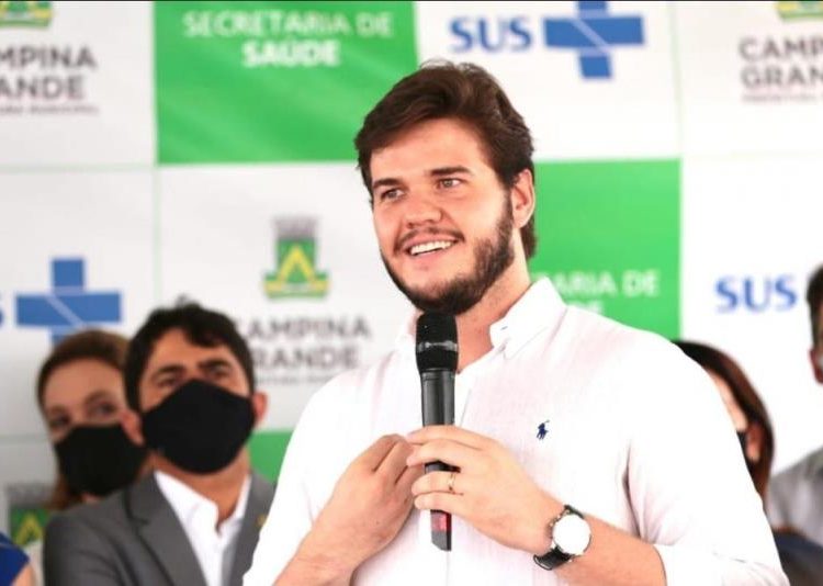 Bruno recua e desiste de proibir desfiles de blocos em Campina Grande Bruno recua e desiste de proibir desfiles de blocos em Campina Grande