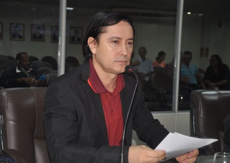 Napoleão comemora reajuste do magistério mas lembra que o prefeito ainda deve parcelas de anos anteriores