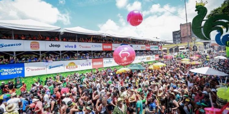 Galo da Madrugada atrai 2,5 milhões de foliões, afirma organização do bloco