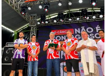 Câmara de Boa Vista entrega título de cidadania ao presidente da FAP, Derlópidas Neves