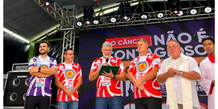 Câmara de Boa Vista entrega título de cidadania ao presidente da FAP, Derlópidas Neves