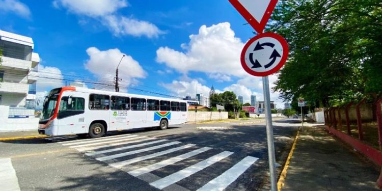 PMCG implanta nova rotatória no cruzamento das ruas Vigário Calixto e Nazinha Góes