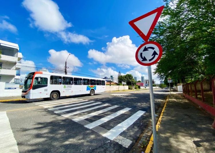 PMCG implanta nova rotatória no cruzamento das ruas Vigário Calixto e Nazinha Góes