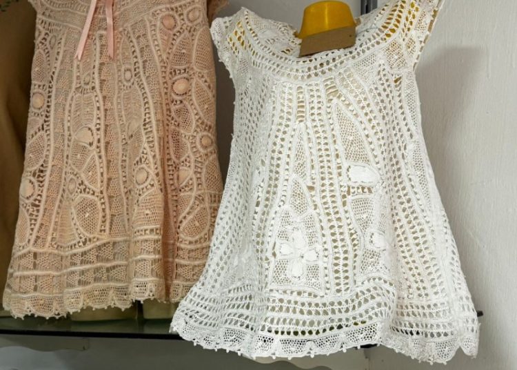 Artesã da Vila do Artesão produz peças de renda Renascença, inspiradas em técnica italiana