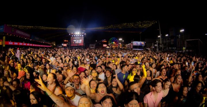 Noite dos Namorados com muitos casais e forró romântico no Parque do Povo