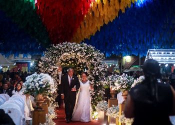 Testemunhados por centenas de pessoas, 100 casais dizem sim no Casamento Coletivo 2024