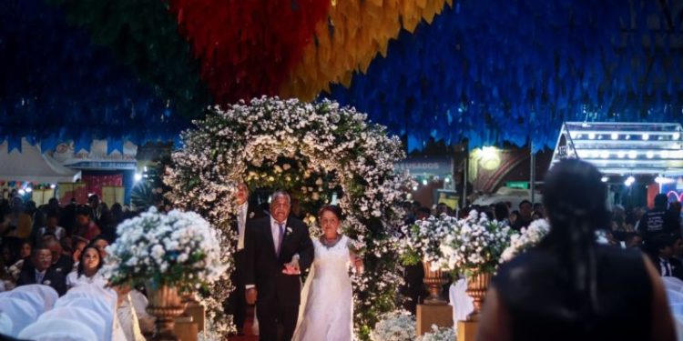 Testemunhados por centenas de pessoas, 100 casais dizem sim no Casamento Coletivo 2024