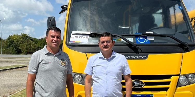 Prefeitura de Boa Vista Recebe novo ônibus escolar do Governo do Estado