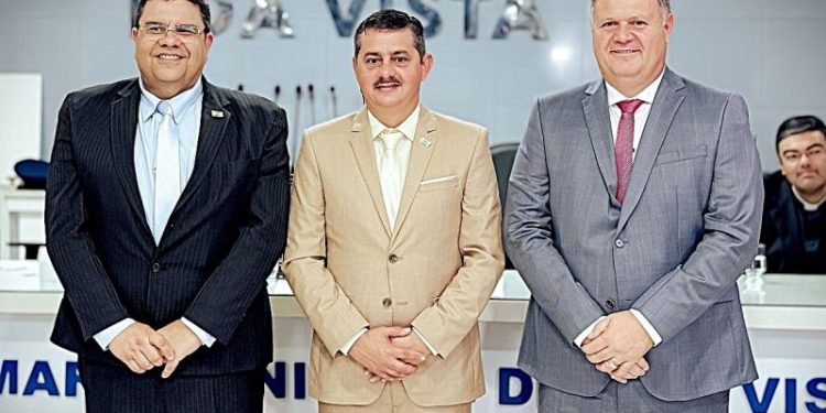 Fernando Aires toma posse como prefeito de Boa Vista e anuncia secretários