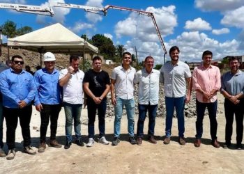 Bruno Inspeciona Nova Etapa de Concretagem do Canal do Bodocongó ao Lado de Vereadores