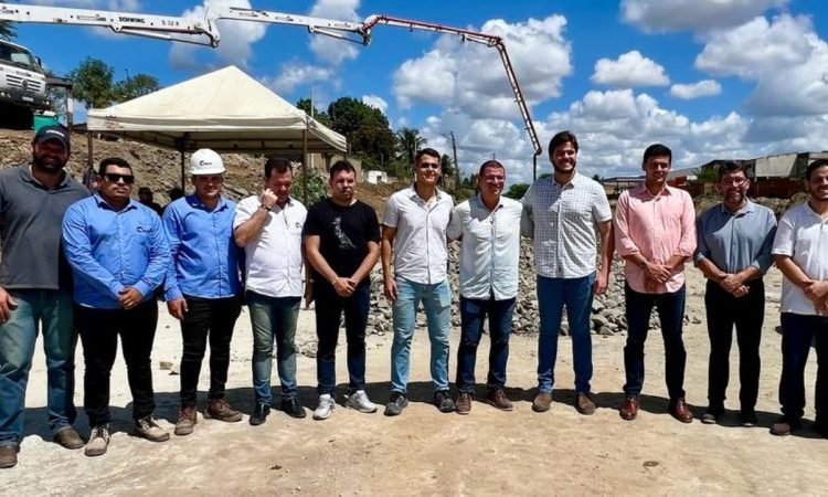 Bruno Inspeciona Nova Etapa de Concretagem do Canal do Bodocongó ao Lado de Vereadores