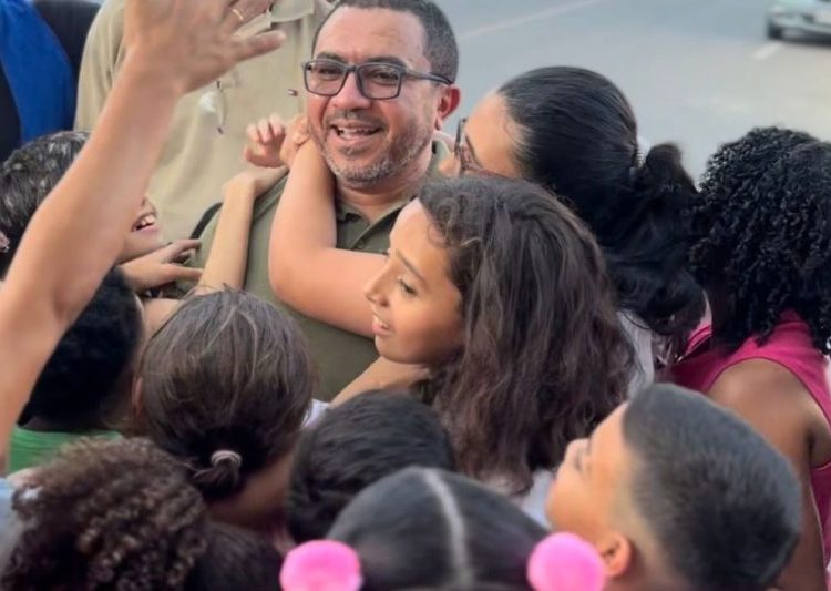 Ao promover 13ª Festa das Crianças no bairro onde nasceu, vereador se emociona e relembrada infância difícil Ao promover 13ª Festa das Crianças no bairro onde nasceu, vereador se emociona e relembrada infância difícil