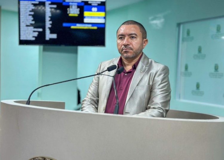 Alexandre divulga vídeo antigo do governador negando privatização da Cagepa: “Agora ele é a favor”